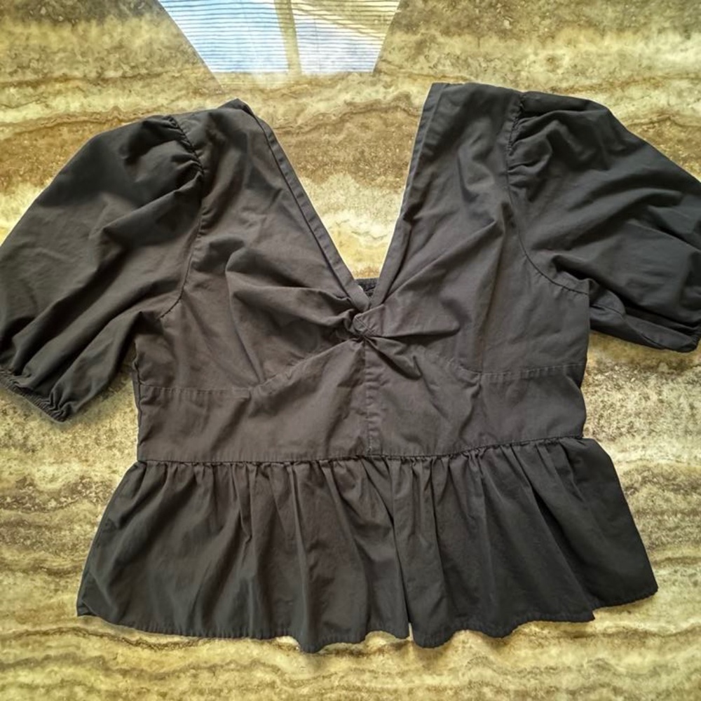 Pre-Owned Women XXL Black Gap Short Sleeve, V Neck W/ Stretch Smock Back Peplum